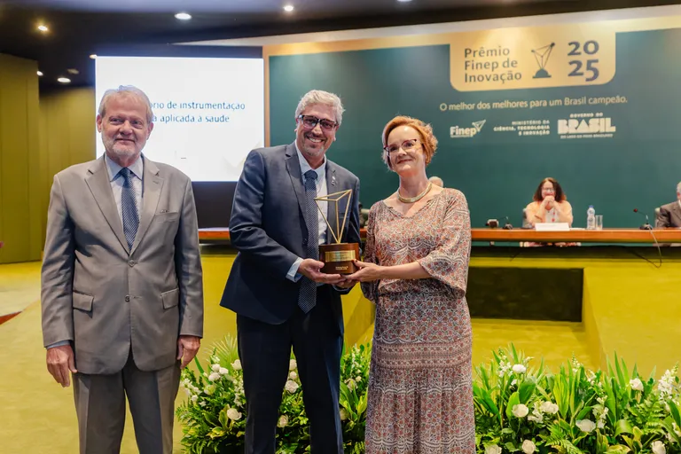 Imagem da notícia Diretor da FAPEMIG recebe prêmio Finep 2025 por projeto inovador 